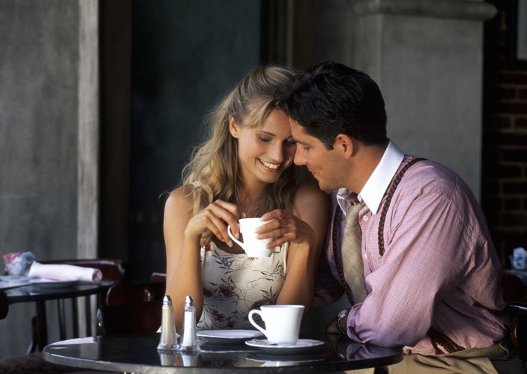 Мужчина и женщина за столиком