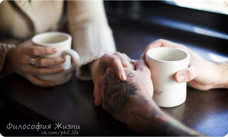 Мужчина и женщина пьют чай