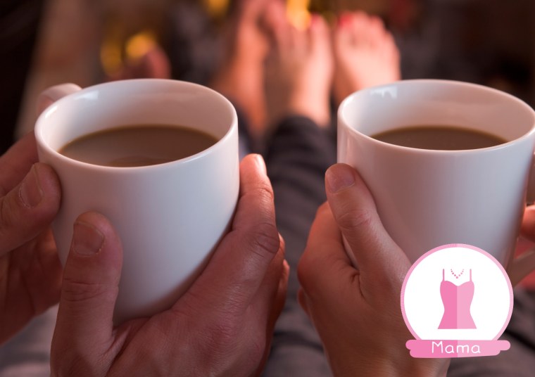 Чашка кофе в руках на двоих