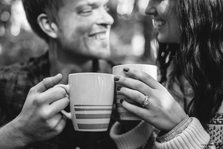 Пара пьет кофе