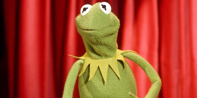 Лягушонок Кермит пьет чай