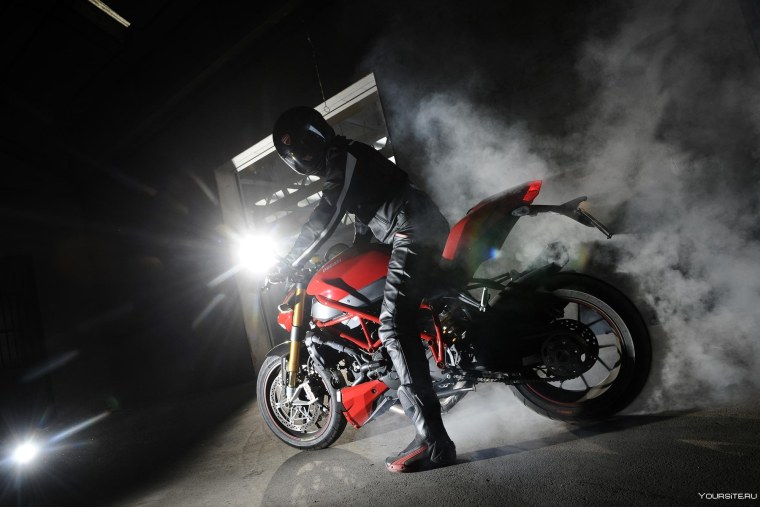 Мотоцикл в дыму