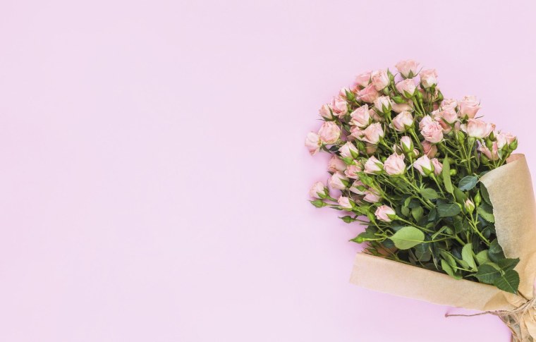 Цветы на столе вид сверху