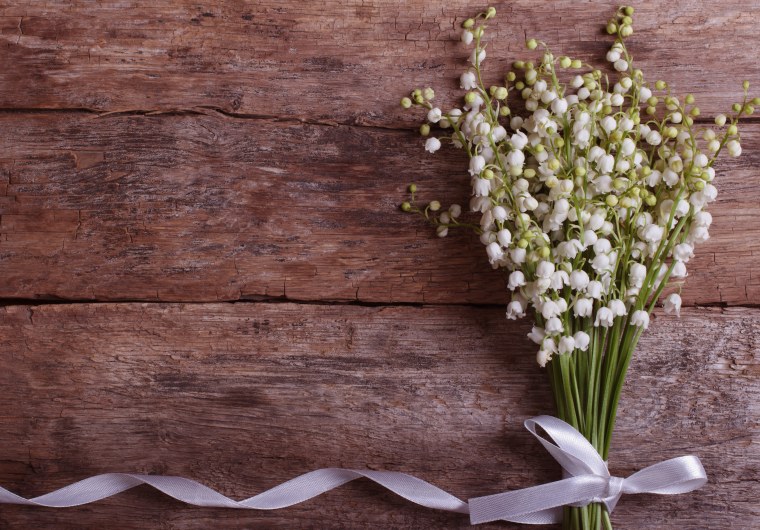 Цветы на деревянном фоне