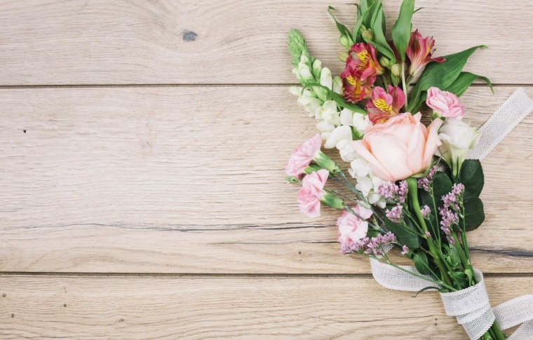 Цветы на деревянном фоне