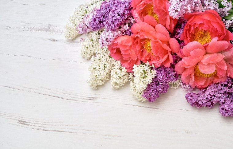 Пионы на деревянном фоне