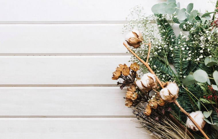 Цветы на фоне дерева