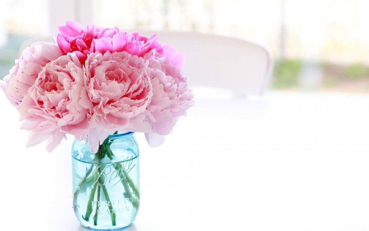 Нежные пионы в вазе