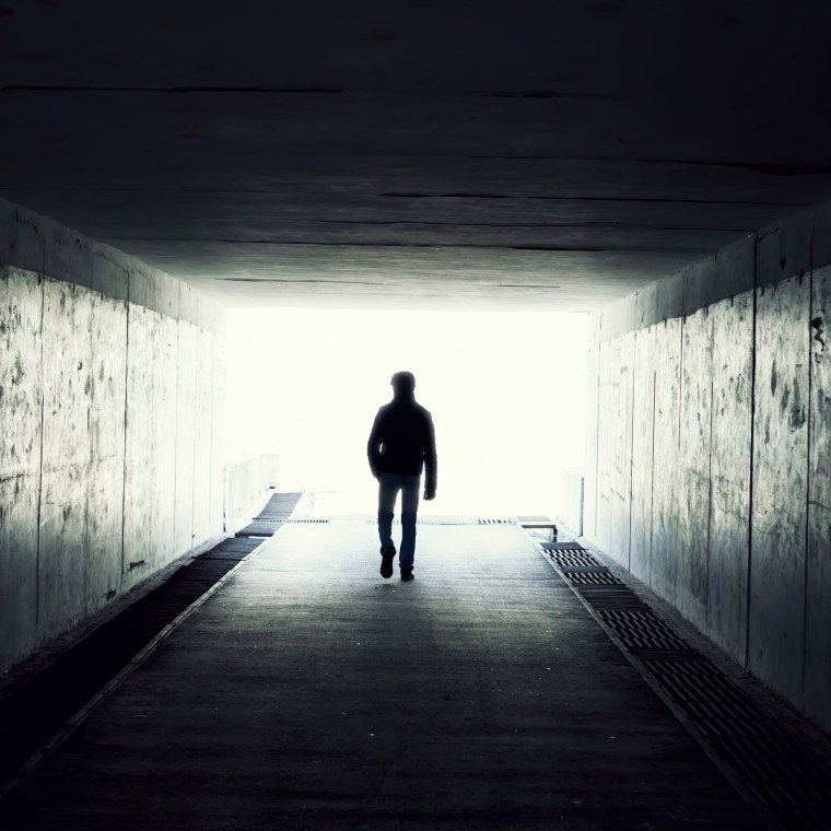 Человек идущий в темноте