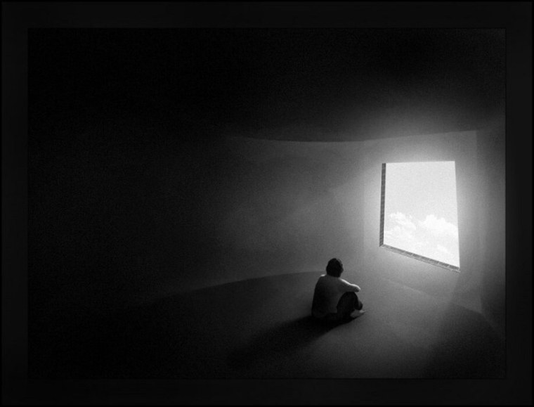 Одинокий человек в темноте