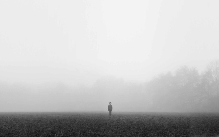 Силуэт человека в тумане