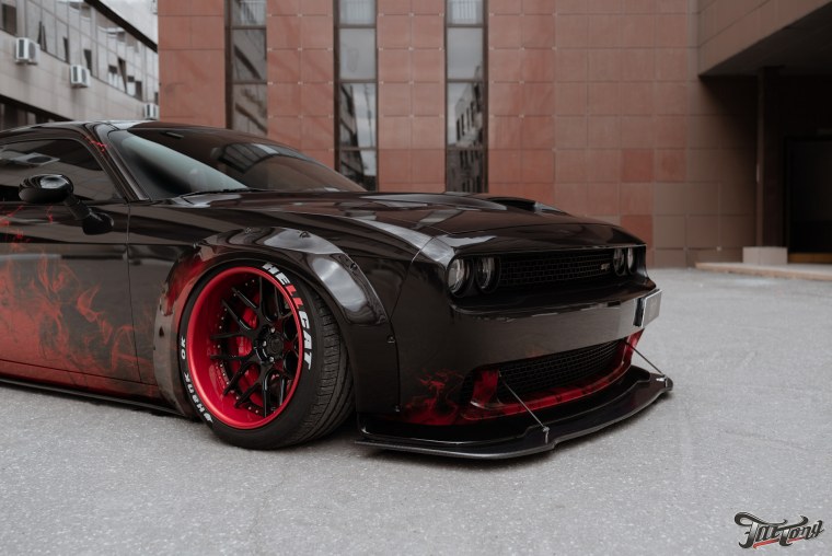 Dodge Challenger srt тюнингованный