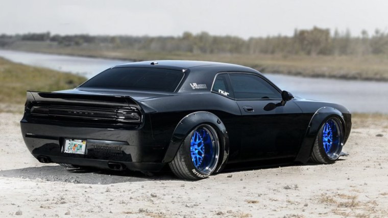 Dodge Challenger srt8 черный