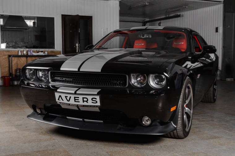 Белый тюнингованный dodge Challenger