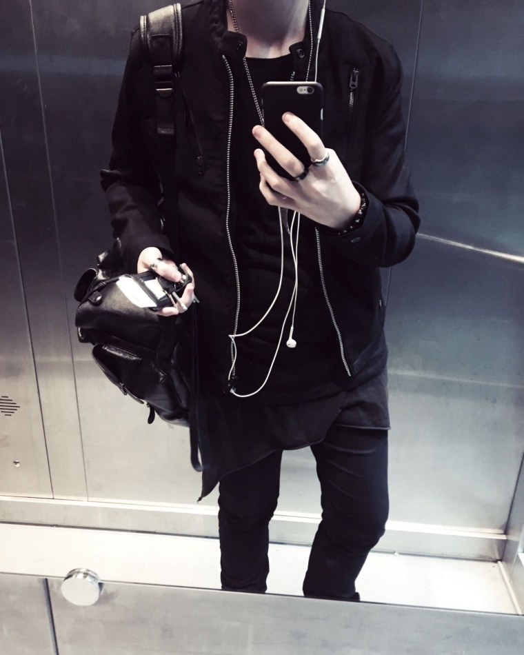 Девушка в фиолетовом неоне