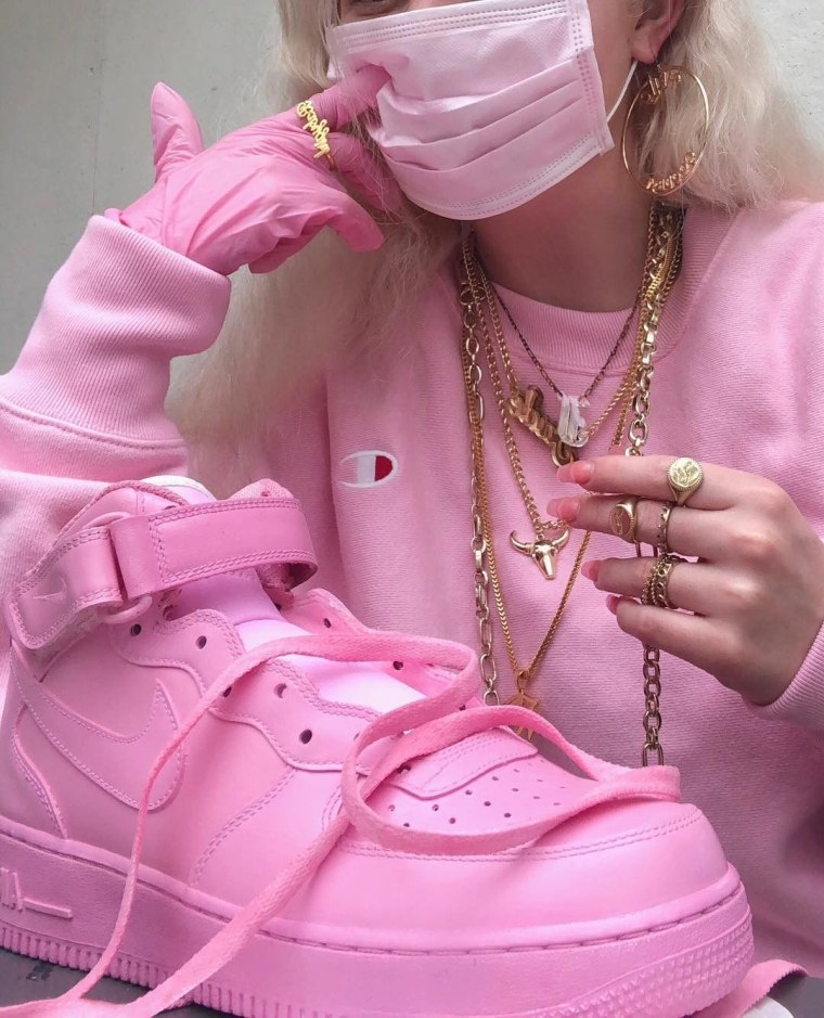 Девушка в фиолетовом неоне