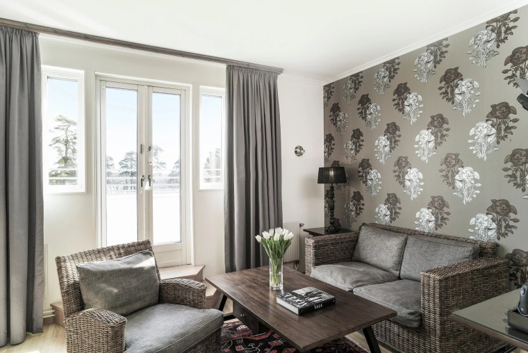 Гостиная с комбинированными обоями