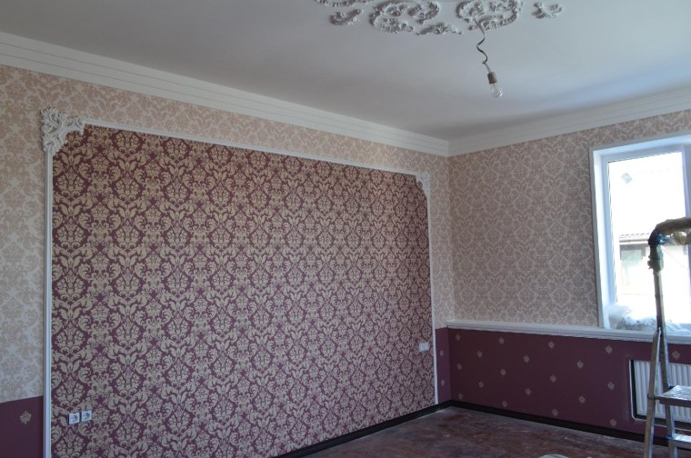 Багеты для стен с разными обоями