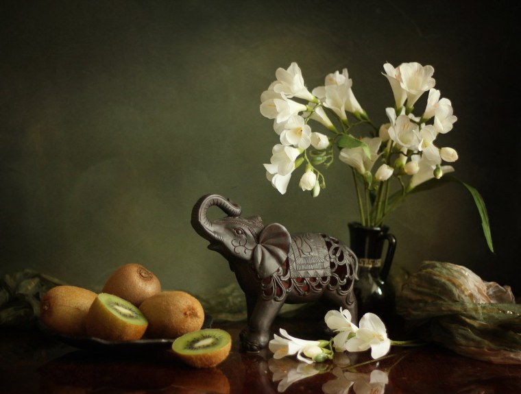 Натюрморт со Слоником