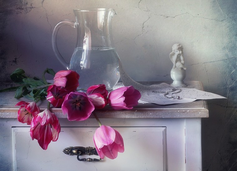 Кувшин на столе