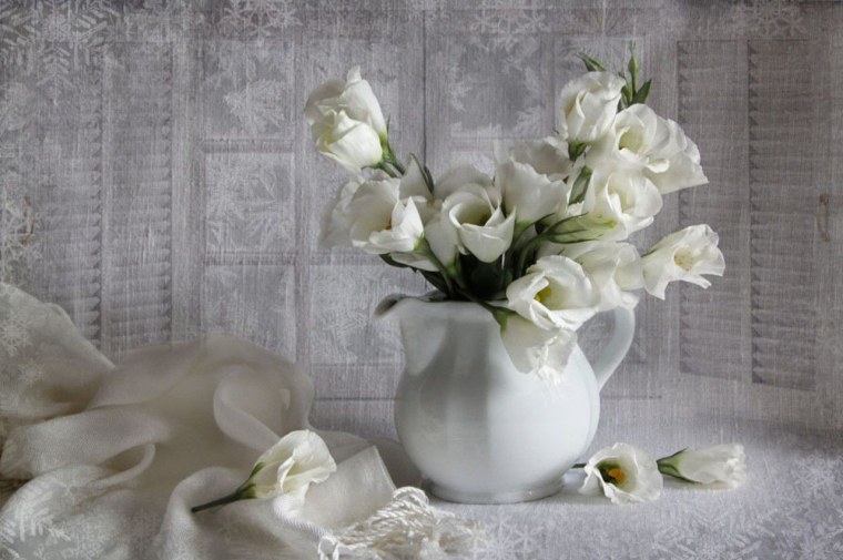 Натюрморт с белыми цветами