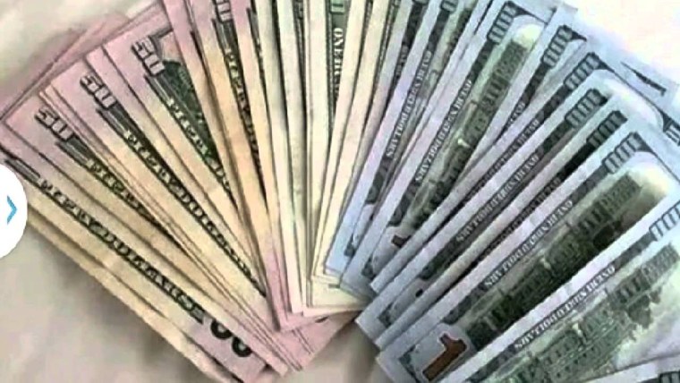 Пачка долларов в руке