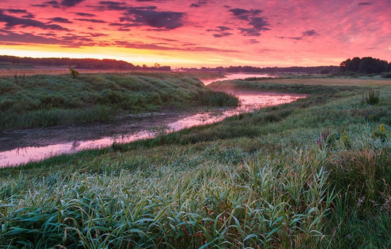 Поле река закат