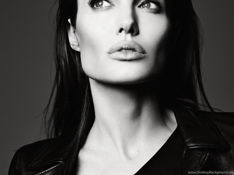 Анджелина Джоли на черном фоне