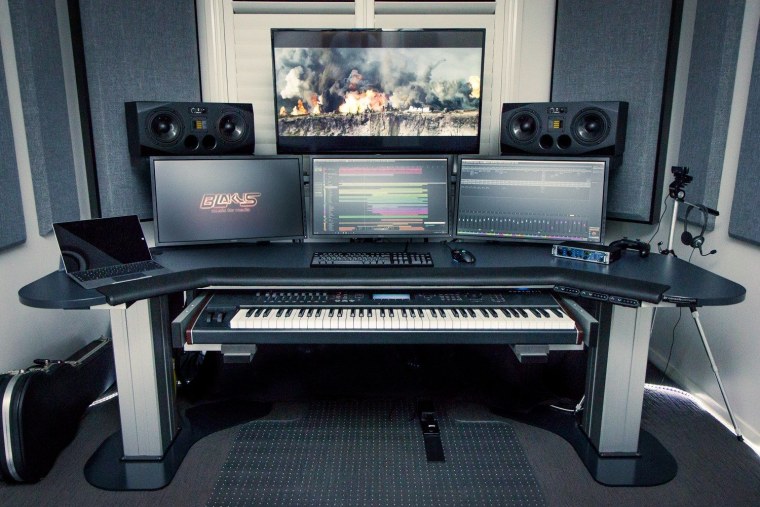 Стол для студии звукозаписи