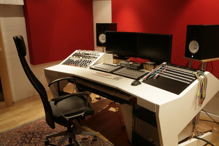 Стол для студии звукозаписи