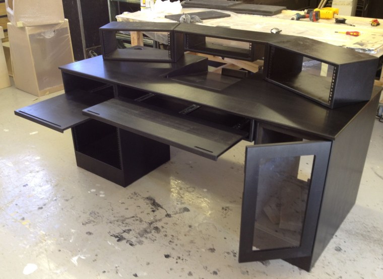 Компьютерный стол для студии звукозаписи