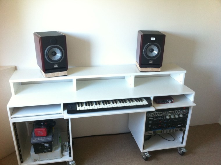 Компьютерный стол для студии звукозаписи