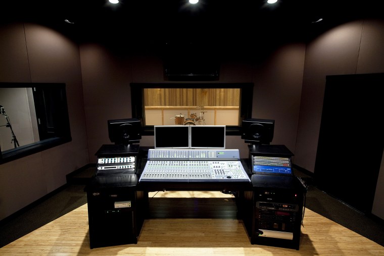 Студия звукозаписи в черном стиле