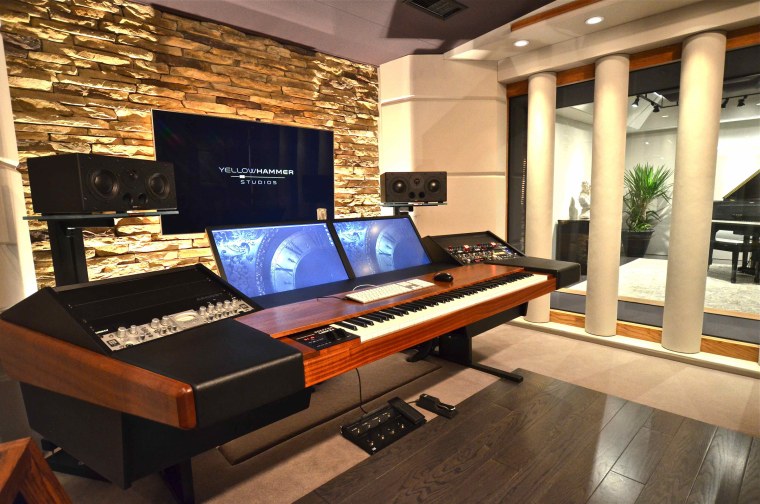 Красивый стол для студии звукозаписи