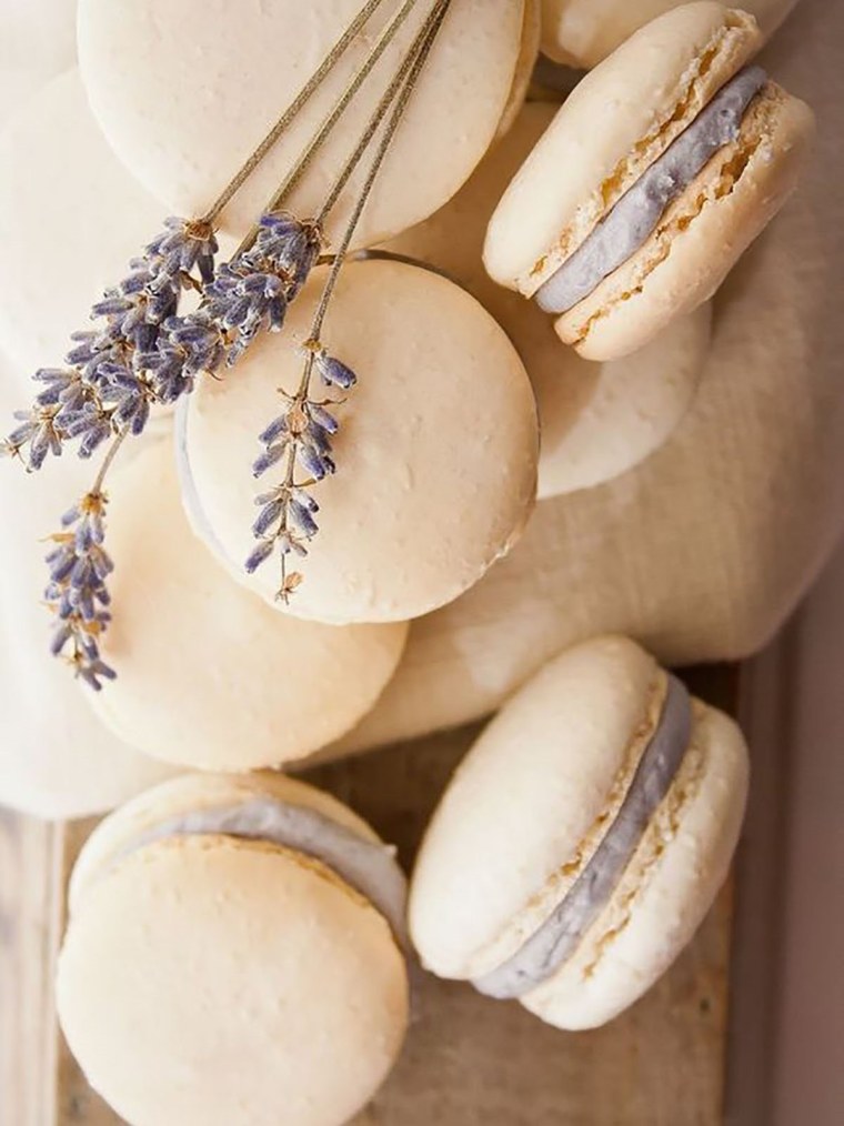 Книжки в бежевом цвете