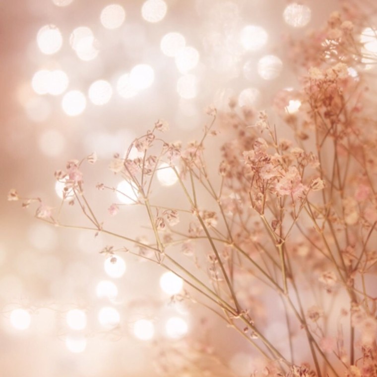 Одежда бежевая на вешалке