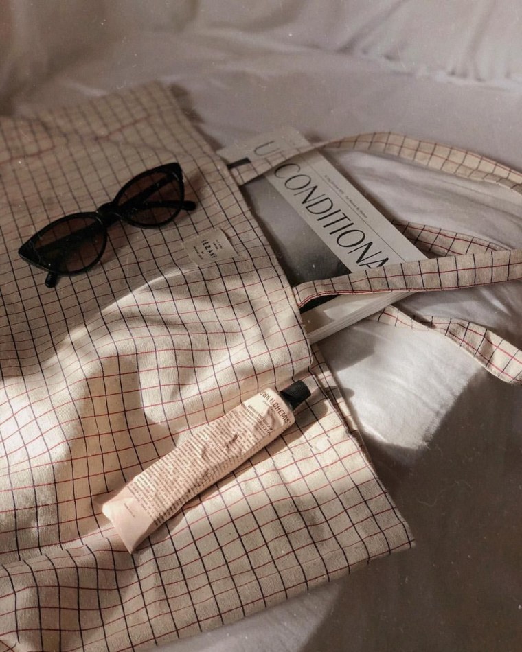 Пионы и чашка кофе