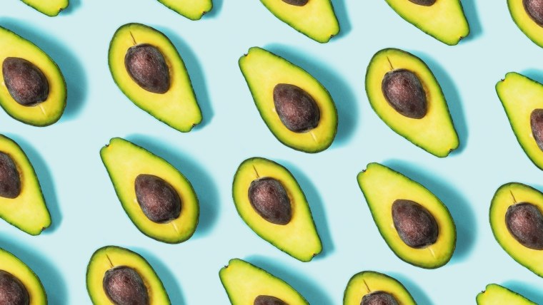 Авокадо на черном фоне