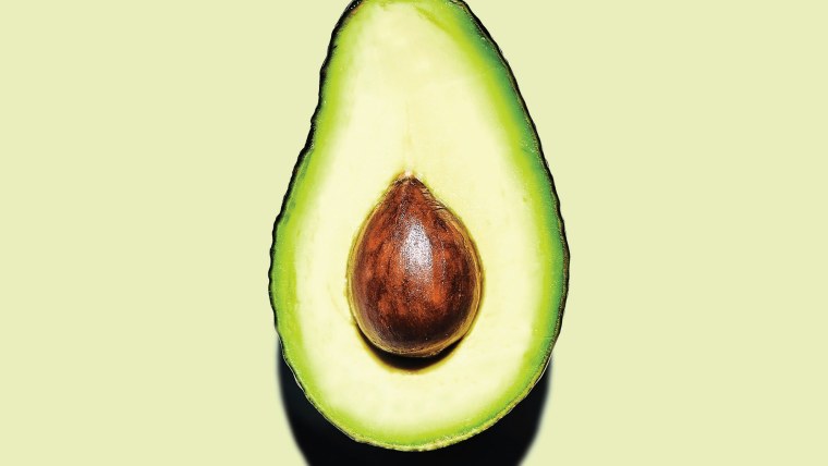 Авокадо на черном фоне