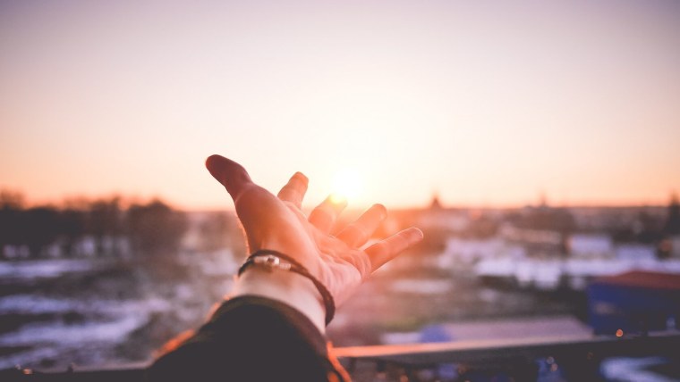 Рука тянется к небу