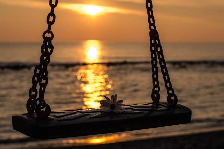 Качели на фоне заката