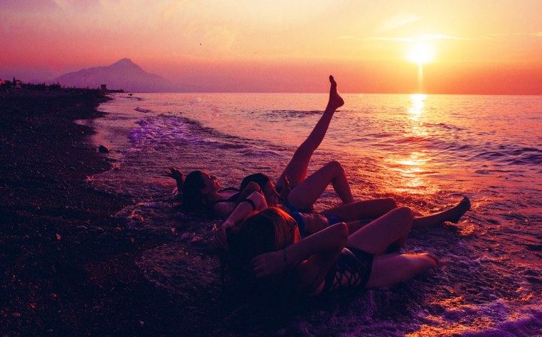 Подруги на море вечером