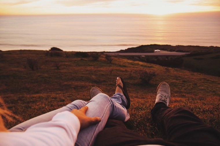 На природе ноги девушка и парень