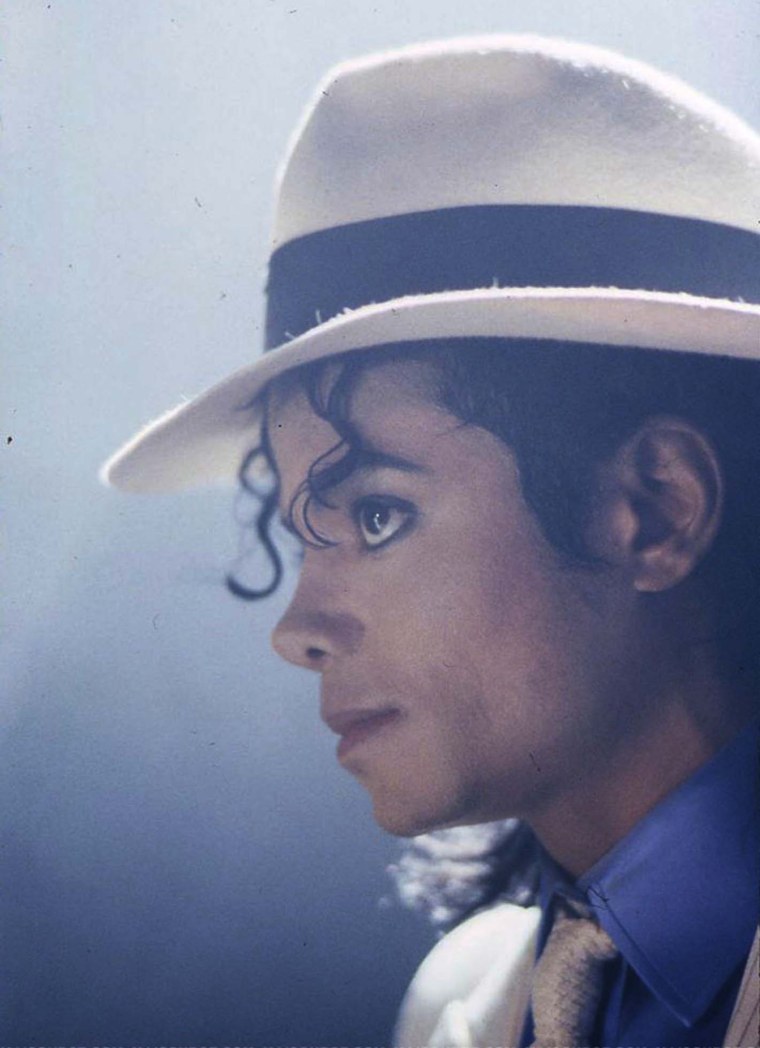 Майкл Джексон в профиль