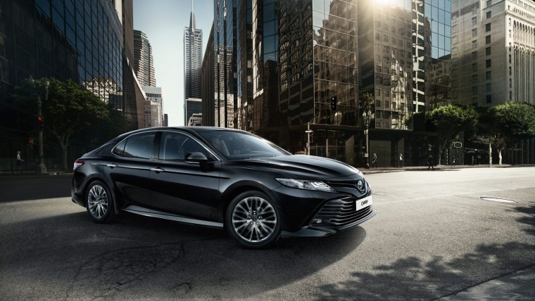 Чёрная Toyota Camry v70