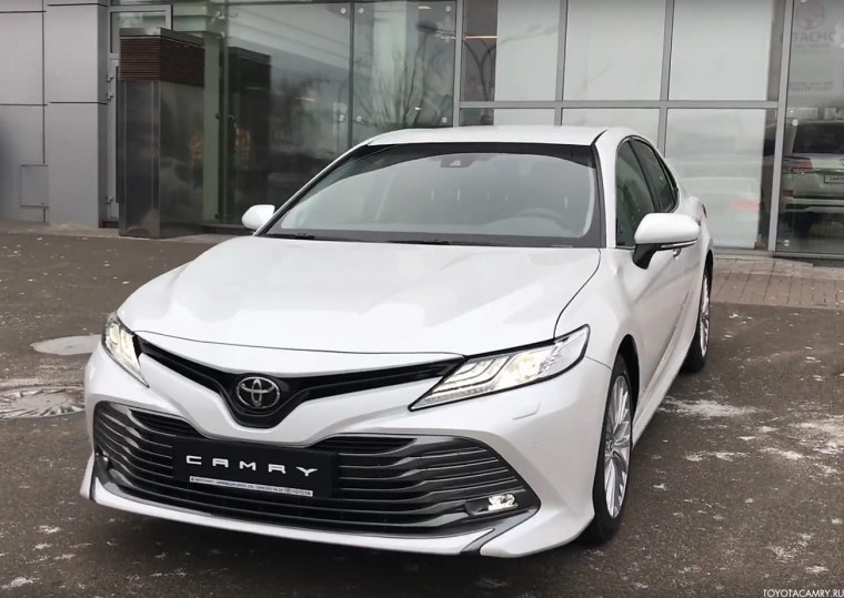 2018 Toyota Camry v6 White
