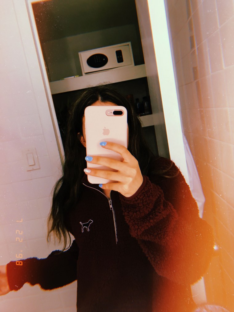 Девушка с айфоном 13