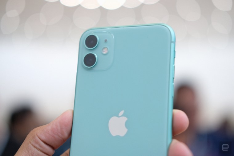 Девушка с айфоном 13