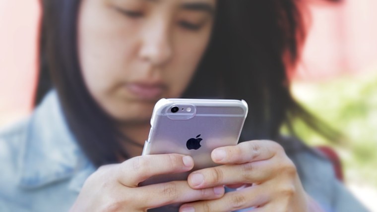 Девушка с айфоном в зеркале