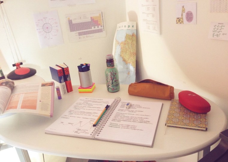 Эстетичный стол для учёбы